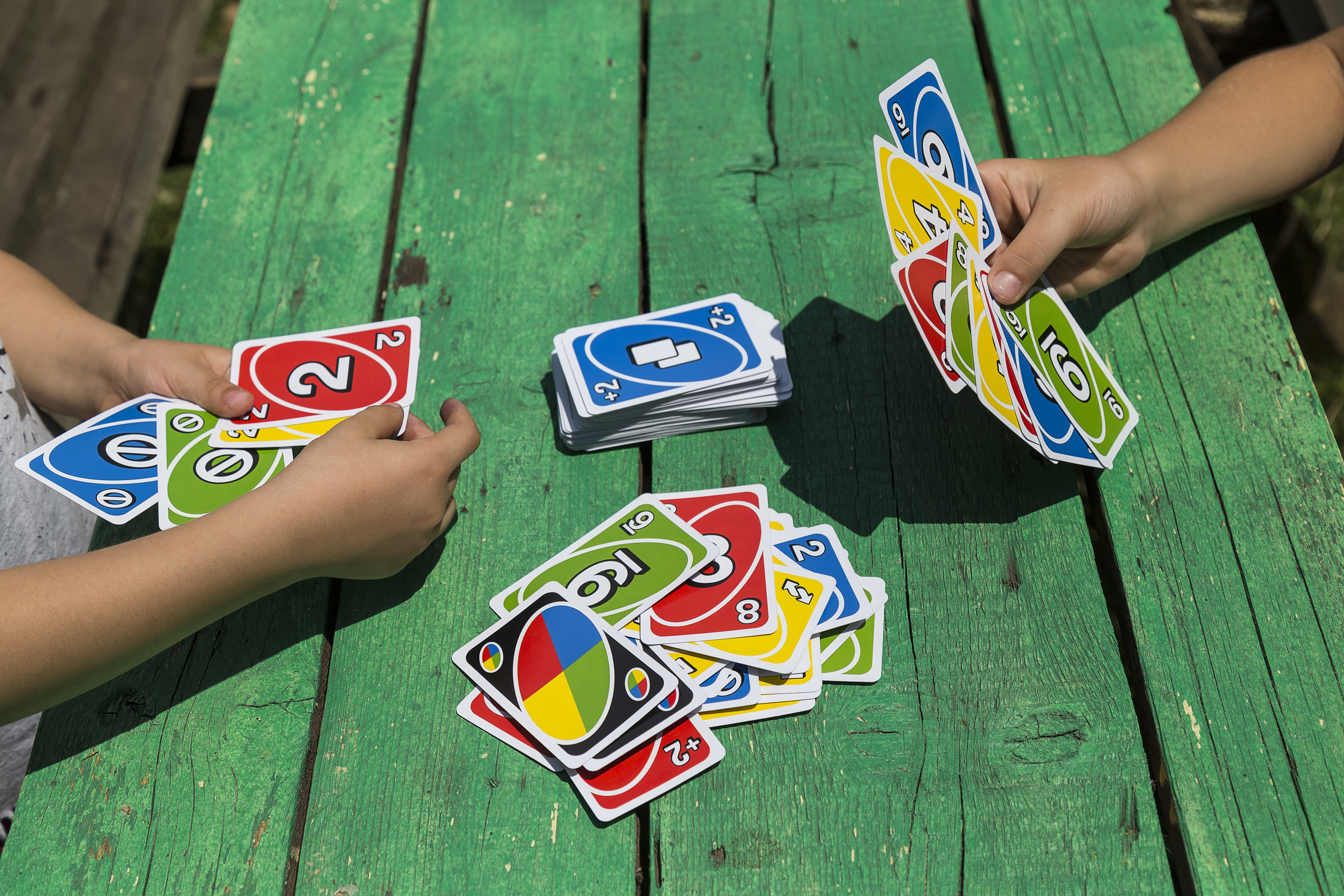 Children playing a math game : Uno